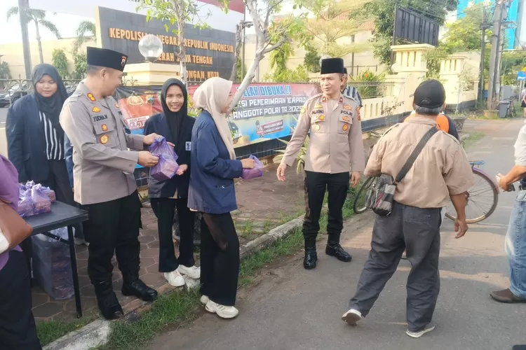 BERBAGI : Polres Pekalongan Kota&nbsp;menggandeng insan&nbsp;media untuk turut serta dalam berbagi keberkahan di Bulan Suci Ramadhan 1446 Hijriyah, dengan berbagi takjil kepada masayrakat umum. (KONTENJATENG.COM/Arif Prayoga)