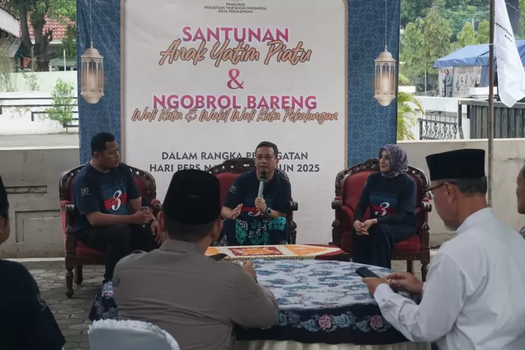 SANTUNAN : Wali Kota Pekalongan, HA Afzan Arslan Djunaid&nbsp;didampingi Wakil Wali Kota Pekalongan Balgis Diab, serta Forkopimda, saat hadir di acara&nbsp;Santunan Anak Yatim Piatu dan Ngobrol Bareng di Kantor PWI Kota Pekalongan.