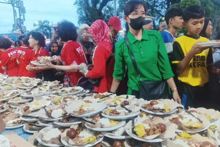 BUKA BERSAMA : Masyarakat Kota Pekalongan antri dengan tertib untuk mengambil nasi dan lauk pauk saat buka bersama di Lapangan Jetayu, yang diadakan oleh&nbsp;PSMTI Cabang Pekalongan bersama&nbsp;Forkopimda Kota Pekalongan. (KONTENJATENG.COM/Arif Prayoga)