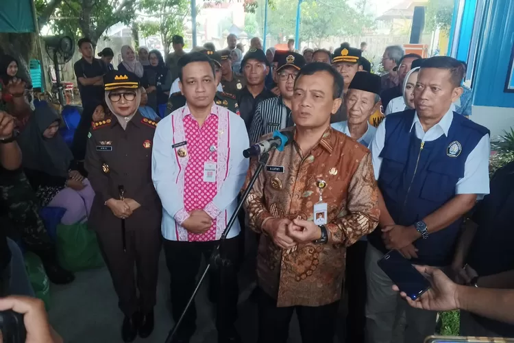 DESALINASI : Gubernur Jawa Tengah Ahmad Lutfi, didampingi&nbsp;Wali Kota Pekalongan HA Afzan Arslan Djunaid usai meresmikan&nbsp;Unit Desalinasi Air yang ada di Rusunawa Slamaran. (KONTENJATENG.COM/Arif Prayoga)