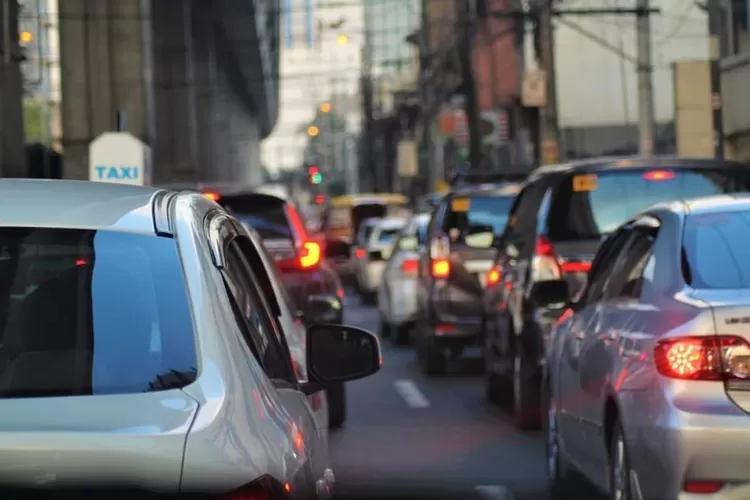 Ilustrasi foto kemacetan - Tol Cisumdawu bisa gratis jika one way tetap macet. (Unsplash/Roger Victorino)