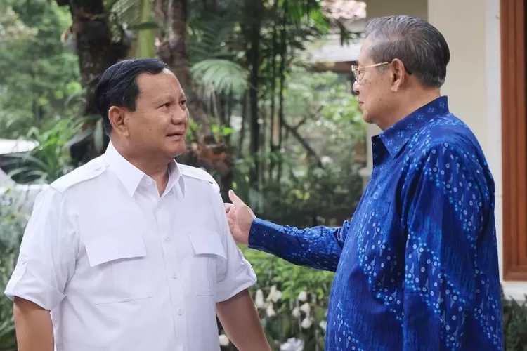 Potret Presiden RI ke-6, Susilo Bambang Yudhoyono (kanan) saat bersama Presiden RI ke-8, Prabowo Subianto (kiri). (Instagram.com/@presidenyudhoyonoalbum)