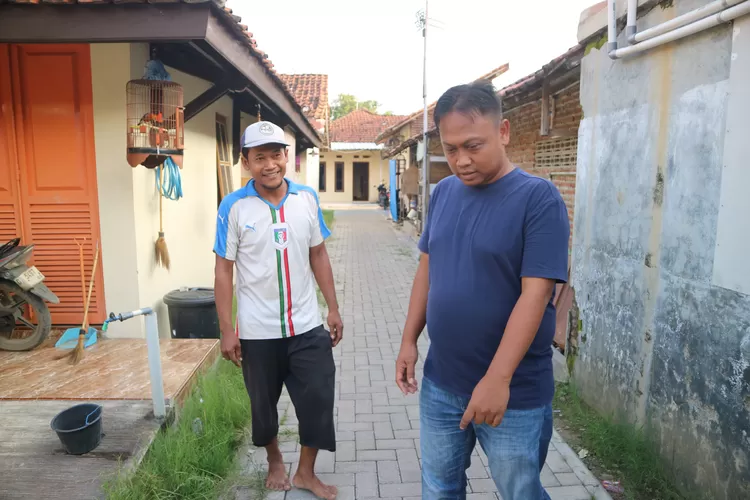 TINJAU : Wakil Pimpinan DPRD Kabupaten Pekalongan, Ahmad Ridhowi tinjau secara langsung hasil pembangunan pavingisasi di Kelurahan Pekuncen, Kecamatan Wiradesa.