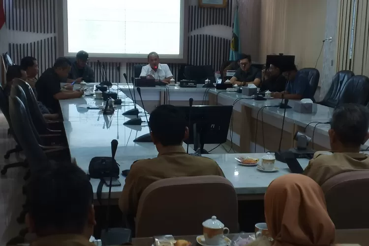 RAKOR : Komisi B DPRD Kota Pekalongan gelar rapat koordinasi dengan mengumpulkan stakeholder terkait, lurah, dan camat se-Kota Pekalongan, untuk&nbsp;ambil langkah strategis selesaikan masalah darurat sampah. (KONTENJATENG.COM/Arif Prayoga)