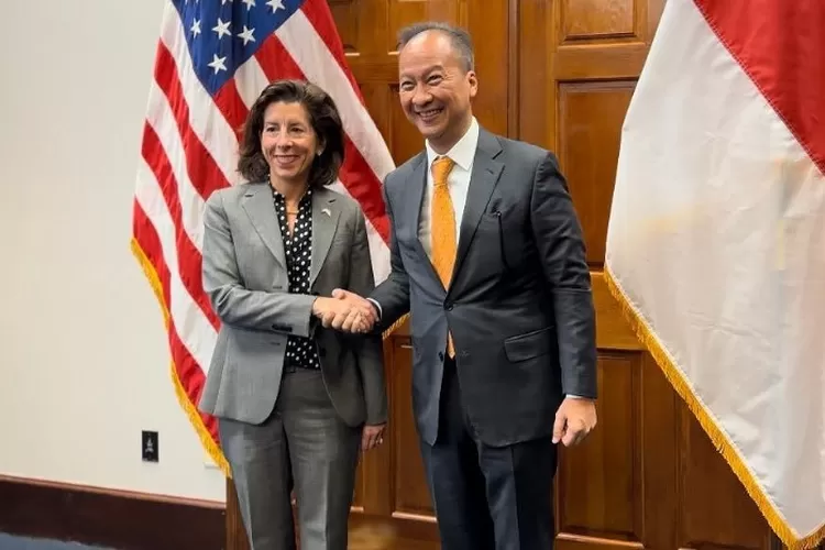 Potret Menteri Perindustrian (Menperin) RI, Agus Gumiwang (kanan) saat bersama Menteri Perdagangan AS, Gina Raimondo (kiri) pada 2022 lalu. (Instagram.com/@agusgumiwangk)