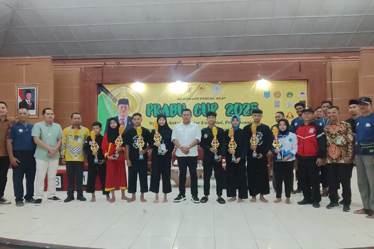 PENCAK SILAT : Ketua Ikatan Pencak Silat Indonesia (IPSI) Kabupaten Pekalongan, Ruben Prabu Faza beserta panitia Prabu Cup 2025 dan para atlet yang menjadi juara dari event kejuaraan ini. (KONTENJATENG.COM/Arif Prayoga)