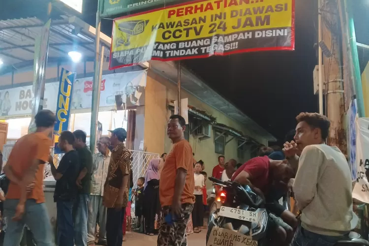 SANKSI SOSIAL : Salah satu pelaku pembuang sampah sembarangan di gang 4 RT 02 RW 13, Kelurahan Pringrejo, Pekalongan Barat, berhasil dipergoki dan dikenai sanksi sosial. (KONTENJATENG.COM/Arif Prayoga)