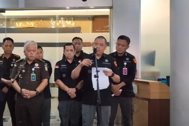 Kepala Pusat Penerangan Hukum (Kapuspenkum) Kejagung, Harli Siregar (kiri) dan Direktur Penyidikan Jampidsus Kejagung, Abdul Qohar (kanan). (YouTube.com/KejaksaanRI)