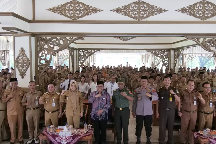 HALAL BIHALAL : Bupati Pekalongan, Fadia Arafiq beserta jajarannya, saat berfoto bersama dengan para kades dan lurah Bahurekso saat acara halal bihalal, di Pendopo&nbsp;Kabupaten&nbsp;Pekalongan.