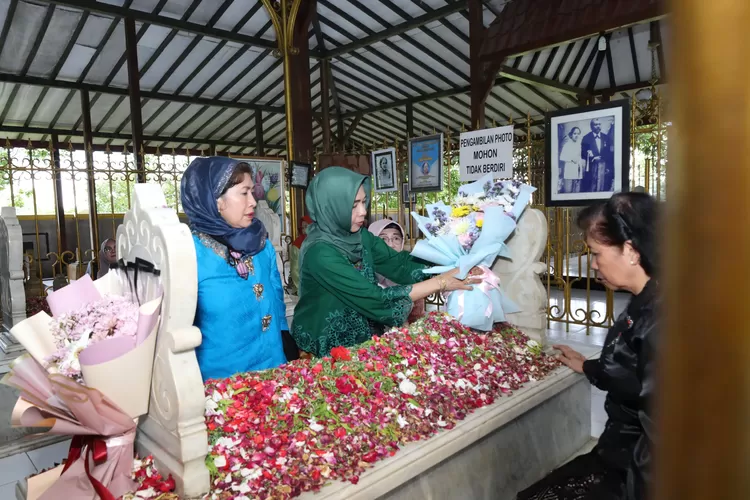 IIUSM Ziarah ke Makam RA Kartini pada Peringatan Hari Kartini