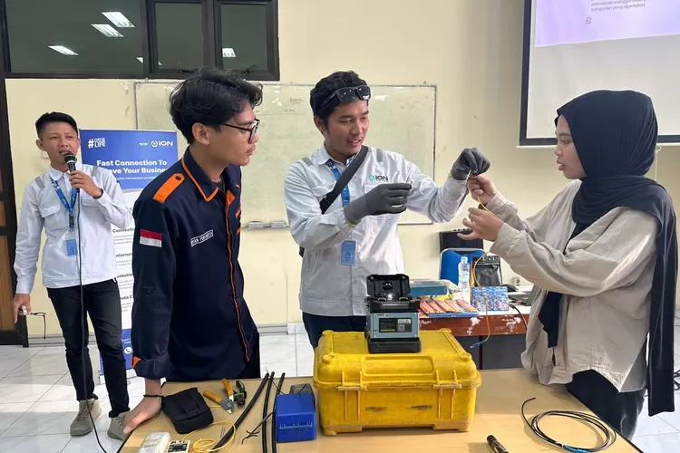 ION Network Goes To Campus: Pelatihan Splicing Fiber Optic di Universitas Semarang