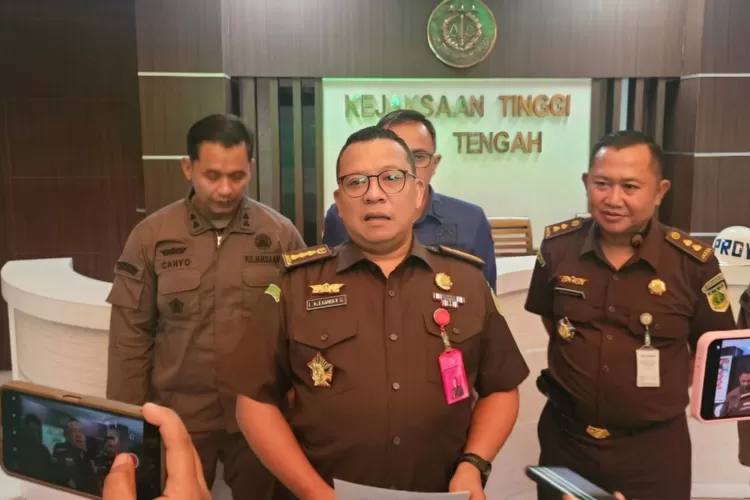Tim Penyidik Pidsus Kejati Jateng Menahan Mantan Pejabat Setda Kabupaten Cilacap, berinisial IZ, kasus dugaan korupsi pengadaan aset Badan Usaha Milik Daerah (BUMD) senilai Rp237 miliar.