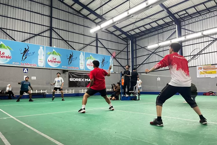 Turnamen Badminton yang digelar oleh Gema MKGR Jateng di Lapangan Leken pada Sabtu, 17 Mei 2025