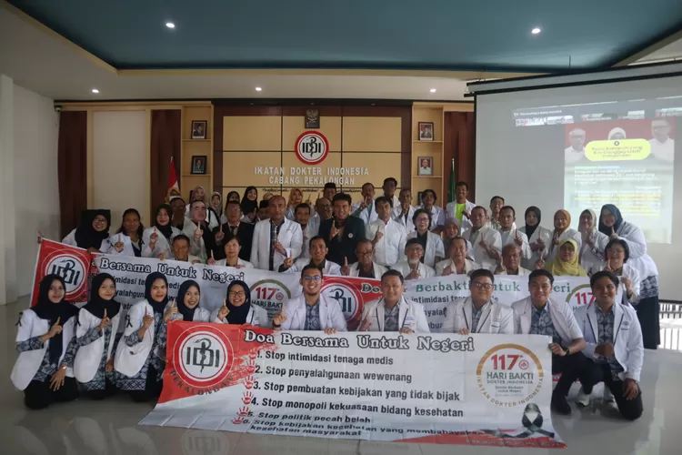 AKSI : IDI Cabang Pekalongan menggelar aksi keprihatinan&nbsp;''Mengheningkan Cipta dan Doa Bersama'',&nbsp;pada peringatan Hari Kebangkitan Nasional yang bertepatan dengan&nbsp;Hari Bhakti Dokter Indonesia ke-117. (KONTENJATENG.COM/Arif Prayoga)