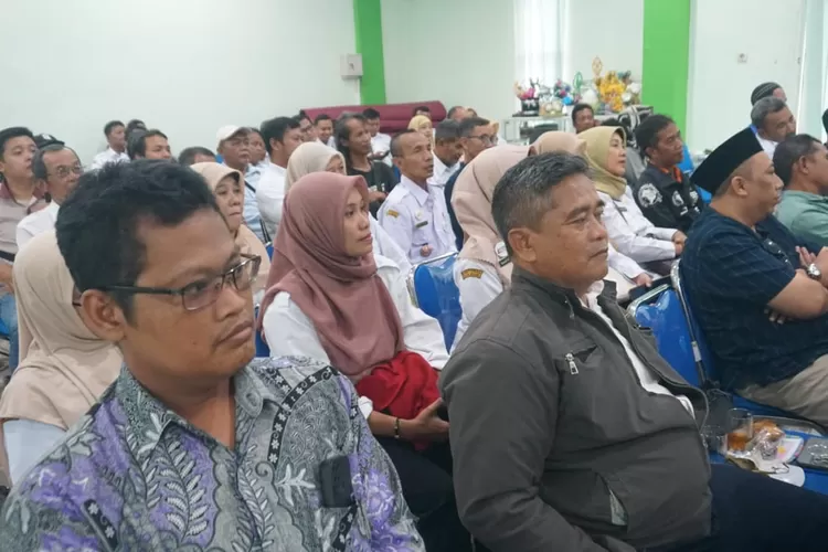 RAKOR : Para camat, lurah, dan dua perwakilan Kelompok Swadaya Masyarakat (KSM) dari tiap kelurahan, saat mengikuti rapat koordinasi terkait implementasi pengelolaan sampah berbasis masyarakat di aula kantor DLH Kota Pekalongan.