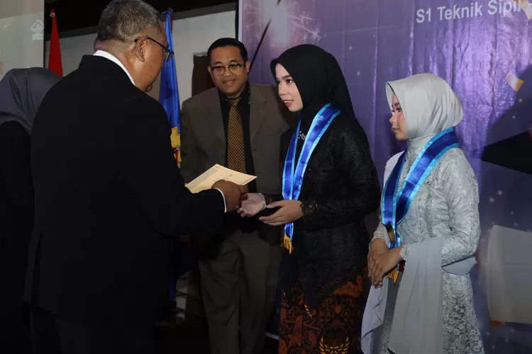 Fakultas Teknik Universitas Semarang (USM) Lepas 88 Wisudawan