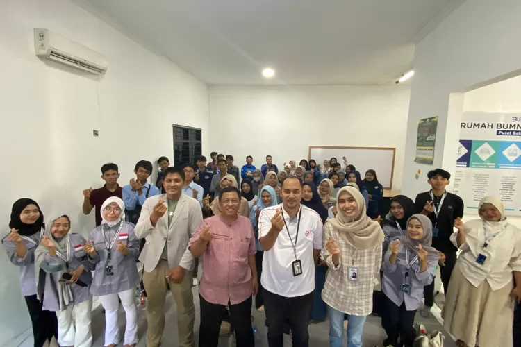 PELATIHAN : Institut Teknologi dan Sains Nahdlatul Ulama (ITSNU) Pekalongan bekerja sama dengan&nbsp;Rumah BUMN Pekalongan, menggelar pelatihan kewirausahaan bagi para mahasiswa.