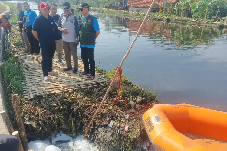 TINJAU : Wali Kota Pekalongan, Achmad Afzan Arslan Djunaid bersama instansi terkait, saat meninjau langsung lokasi tanggul jebol di Sungai Bremi kawasan Pabean, Kelurahan Padukuhan Kraton. (KONTENJATENG.COM/Arif Prayoga)