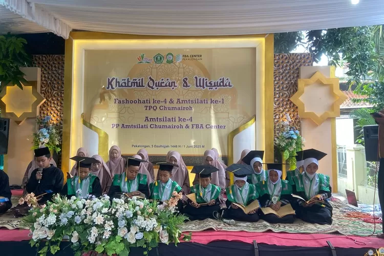 KITAB KUNING : Para santri yang lulus pembelajaran Amtsilati, berusaha menunjukkan kemampuan terbaik mereka secara langsung di hadapan orang tua dan tamu undangan.