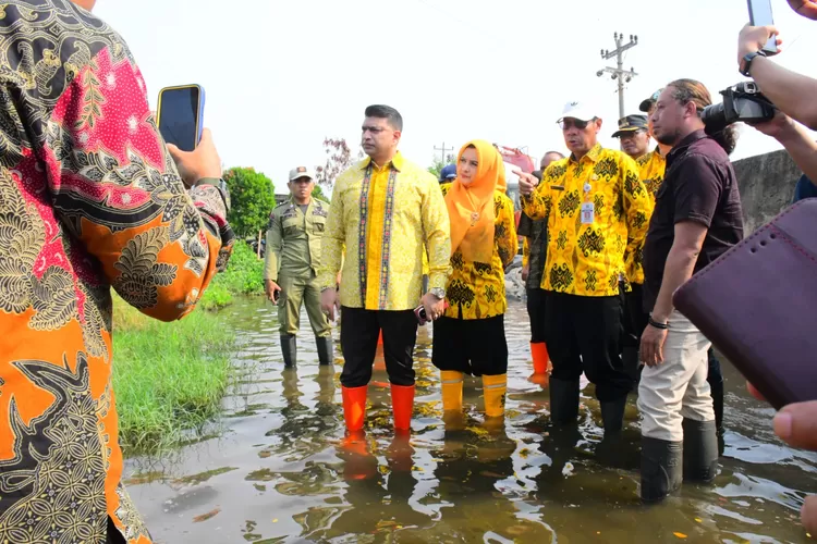 TINJAUAN : Bupati Pekalongan, Fadia Arafiq meninjau langsung ke lokasi terdampak banjir dan rob di Desa Tegaldowo dan Jeruksari, Kecamatan Tirto.