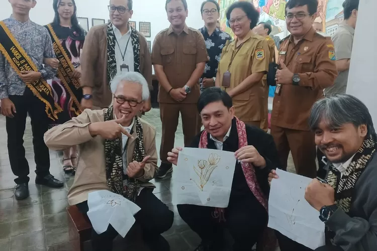 BELAJAR : Staf Khusus Presiden Bidang Ekonomi Kreatif, Yovie Widianto beserta sejumlah pejabat lainnya saat mencoba belajar proses membatik di Museum Batik Pekalongan. (KIONTENJATENG.COM/Arif Prayoga)