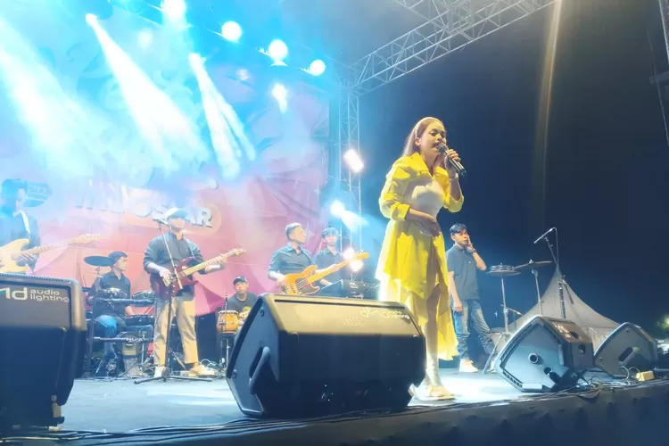 ARTIS : Salah satu artis nasional yang tampil menghibur masyarakat Kabupaten Pekalongan dan sekitarnya di Alun-Alun Kajen yaitu Putri Isnari DA. (KONTENJATENG.COM/Arif Prayoga)