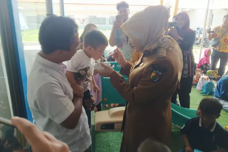 GEMARI : Wakil Wali Kota Pekalongan, Hj Balgis Diab saat menyuapi bayi di bawah dua tahun saat sosialisasi Gemari di Techno Park Perikanan Kota Pekalongan. (KONTENJATENG.COM/Arif Prayoga)