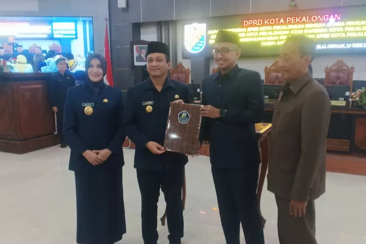 DOKUMEN : Eksekutif dan Legislatif Kota Pekalongan saat serah terima dokumen, usai Rapat Paripurna terkait Pertanggungjawaban Pelaksanaan Anggaran Pendapatan dan Belanja Daerah (APBD) Tahun Anggaran 2024. (KONTENJATENG.COM/Arif Prayoga)