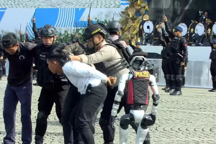 ROBOT : Momen robot pintar tampil dalam rangkaian defile HUT ke-79 Bhayangkara Polri. (YouTube.com/SekretariatPresiden)