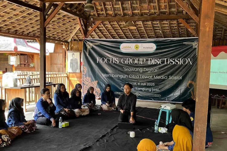 Mahasiswa USM Gelar 'Srawung Digital' di Kampung Jawi, Dorong Warga Kuasai Media Sosial untuk Promosi Wisata dan UMKM