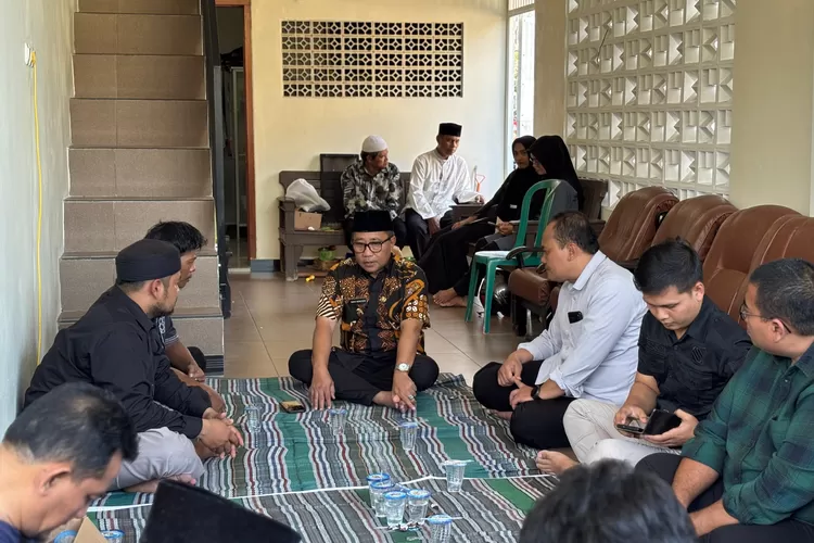 Iswar Aminuddin Takziah ke Rumah Duka Korban Tertabrak Feeder Trans Semarang