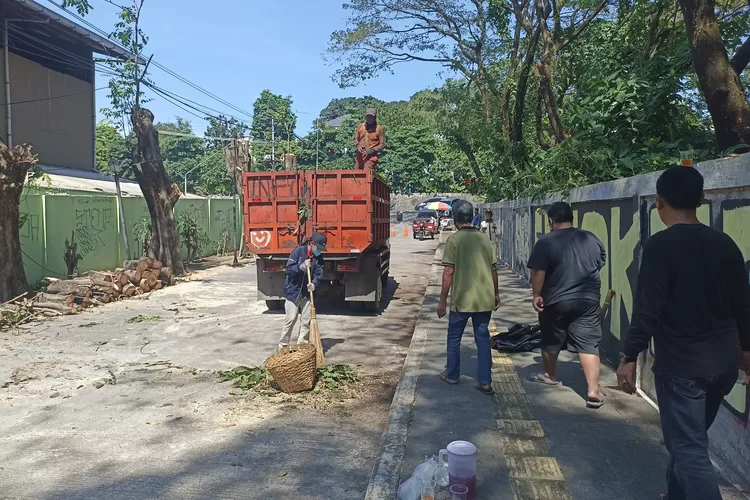 Dukung Semarang Bersih, ADO Gelar Resik-resik di Kusumawardani