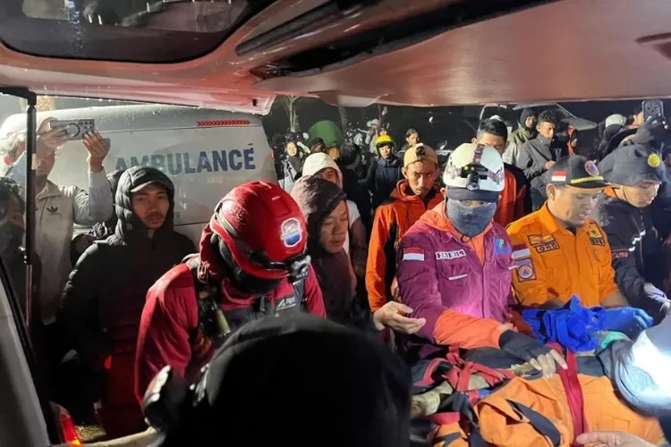 Jenazah pendaki Gunung Bawakaraeng saat tiba di Posko Bulu Ballea pada Minggu, 17 Agustus 2025. (Dok. Basarnas Makassar)