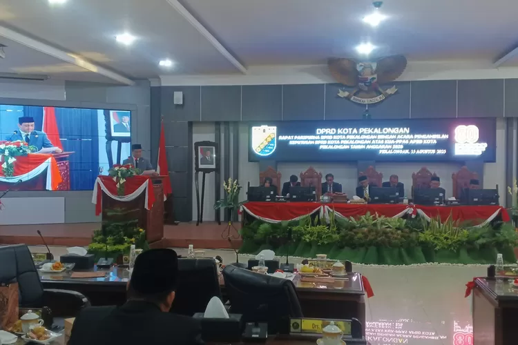 PARIPURNA : Wali Kota Pekalongan, HA Afzan Arslan Djunaid saat berpidato pada Rapat Paripurna Penandatanganan Kesepakatan Bersama KUA PPAS 2026 bersama DPRD Kota Pekalongan. (Konten Jateng/Arif Prayoga)