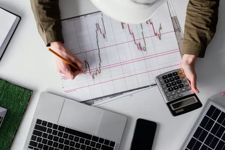 Ilustrasi fenomena gray work yang mengintai industri jasa keuangan hingga asuransi. (Freepik.com)