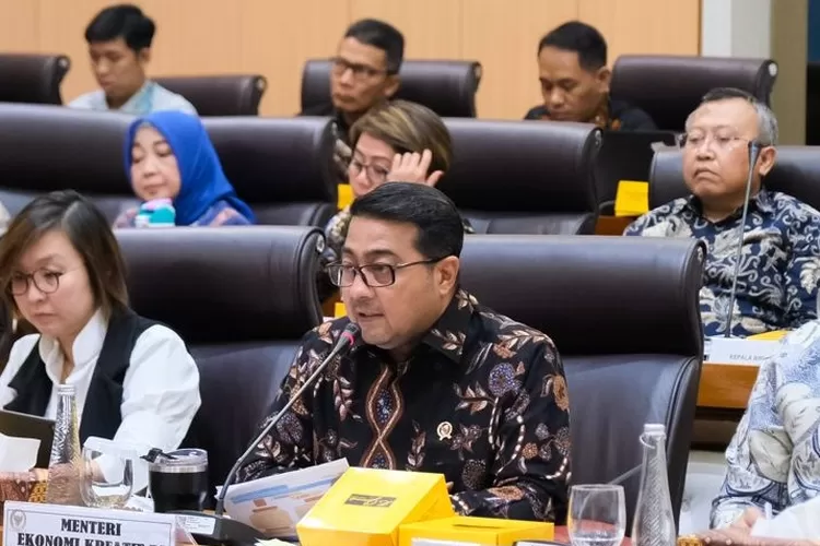 Menteri Ekonomi Kreatif Teuku Riefky Harsya (tengah) menyebut investasi sektor ekonomi kreatif tembus Rp90,1 triliun pada semester I 2025. (ekraf.go.id)