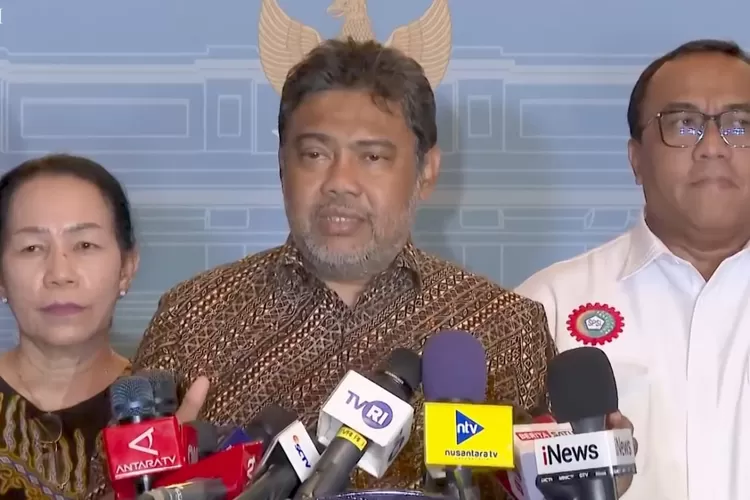 Presiden Partai Buruh sekaligus Presiden Konfederasi Serikat Pekerja Indonesia (KSPI) Said Iqbal (tengah) buka suara soal isu PHK PT Gudang Garam. (Tangkapan layar YouTube Sekretariat Presiden)