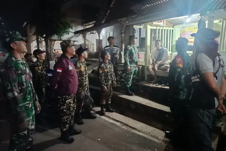 TINJAUAN : Danramil 13/Banyuputih, Kapten Inf Noor Rofik bersama&nbsp;beberapa anggota Banser dan anggota Babinsa&nbsp;saat meninjau&nbsp;pos kamling&nbsp;di sejumlah&nbsp;desa&nbsp;di daerah Banyuputih.