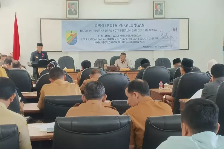 PARIPURNA : Wali Kota Pekalongan, HA Afzan Arslan Djunaid saat&nbsp;Rapat Paripurna DPRD Kota Pekalongan&nbsp;di&nbsp;Gedung Diklat, Jalan Merbabu No.12 Bendan, Pekalongan Barat. (KONTENJATENG.COM/Arif Prayoga)