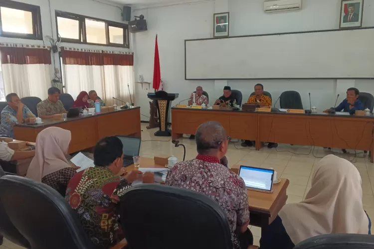 RAPAT KERJA : Komisi C DPRD Kota Pekalongan&nbsp;saat rapat kerja untuk bertanya kepada instansi-instansi, terkait&nbsp;Program Makan Bergizi Gratis (MBG) di Kota Batik. (KONTENJATENG.COM/Arif Prayoga)