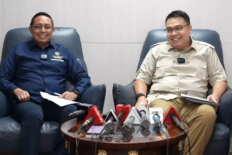 Hasan Nasbi (kiri) yang kini digantikan Angga Raka Prabowo (kanan) memimpin Badan Komunikasi Pemerintah, yang sebelumnya PCO. (Tangkapan layar YouTube Badan Komunikasi Pemerintah)