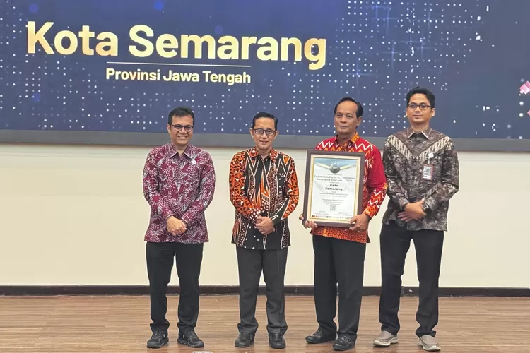 Terbaik dalam Transformasi Digital, Kota Semarang Boyong Penghargaan GM-DTGI Award 2025