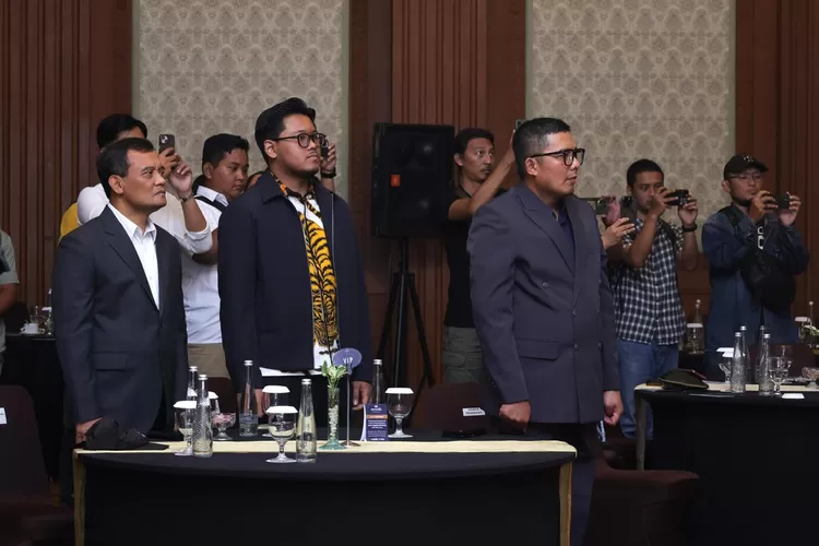 Wakil Ketua DPRD Jateng Mohammad Saleh bersama Gubernur Jateng Ahmad Luthfi saat menghadiri pelantikan PBPI Jateng.