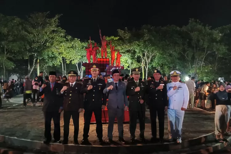 UPACARA : Jajaran Forkopimda Kota Pekalongan usai mengikuti upacara dan menyaksikan pertunjukan teatrikal di Monumen Djoeang 45, dalam mengenang&nbsp;peristiwa Pertempuran 3 Oktober 1945. (KONTENJATENG.COM/Arif Prayoga)