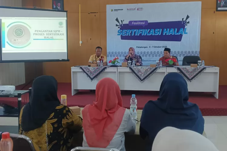 HALAL : Dindagkop UKM Kota Pekalongan memfasilitasi sejumlah pelaku UMKM kuliner untuk kemudahan pengurusan dan memperoleh Sertifikasi Halal. (KONTENJATENG.COM/Arif Prayoga)