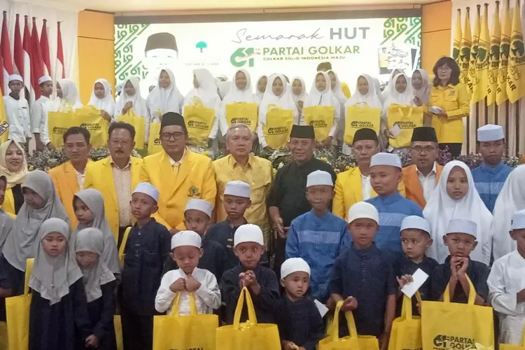 SANTUNAN : Ketua DPD Partai Golkar Jateng, Mohammad Saleh beserta seluruh jajaran pengurus lainnya, saat acara santunan kepada anak-anak yatim, dalam rangkaian kegiatan memperingati HUT ke-61 Partai Golkar.