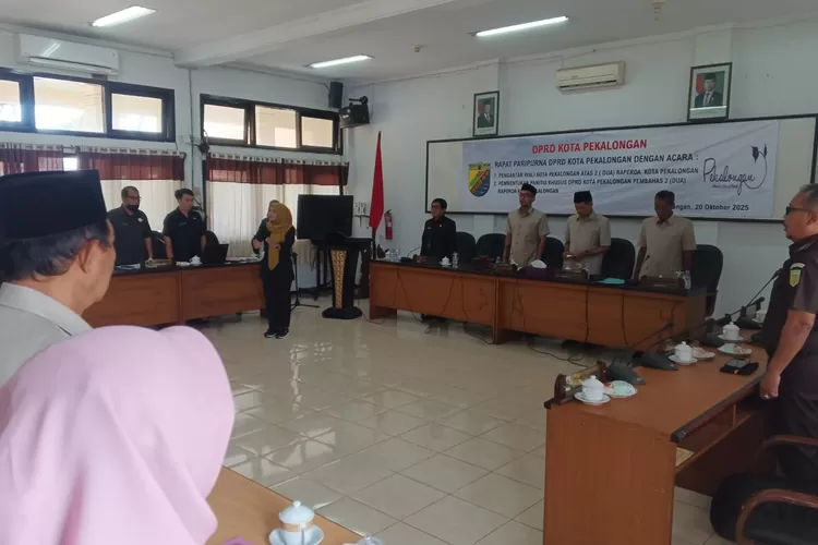 PARIPURNA : DPRD Kota Pekalongan membahas dua raperda terkait pencabutan sejumlah Perda yang sudah tidak relevan. (KONTENJATENG.COM/Arif Prayoga)