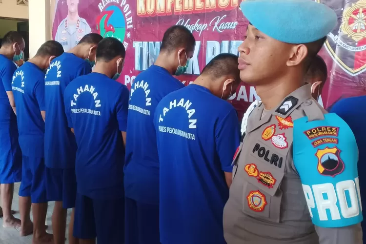 TERSANGKA : Polres Pekalongan Kota berhasil tetapkan enam pelaku perusakan ATM Bank Jateng dan pencurian uang di dalamnya, saat unjuk rasa 30 Agustus 2025. (KONTENJATENG.COM/Arif Prayoga)