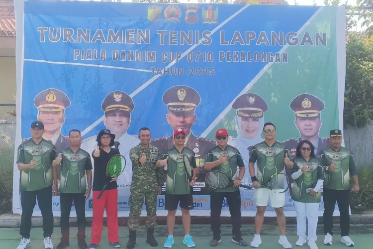KEJUARAAN&nbsp;: Dandim 0710/Pekalongan Letkol Arm&nbsp;Ihalauw&nbsp;Garry Herlambang bersama Wali Kota Pekalongan HA Afzan Arslan Djunaid, beserta Forkopimda di Lapangan Tenis PDAM (Jalan Pembangunan) saat pembukaan Kejuaraan Tenis Dandim Cup 2025. (KONTENJATENG.COM/Arif Prayoga)