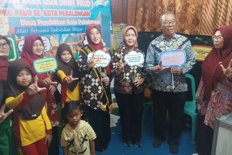 MEMBACA : Kegiatan Festival Literasi Ayo Membaca berlangsung mulai 6-11 November 2025 di GOR Jetayu Kota Pekalongan. (KONTENJATENG.COM/Arif Prayoga)